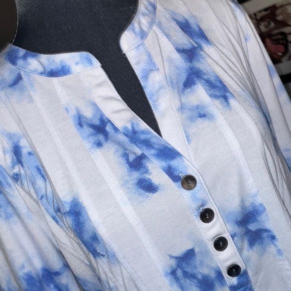 New Directions soft comfy tie dye tunic v neck with 4 buttons - Picture 2 of 4
